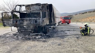 Seyir halindeyken alev alan tır küle döndü