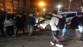 Siirtte kamyonet ile otomobil çarpıştı: 1 yaralı