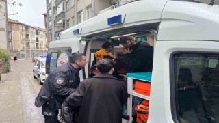 Sinir krizi geçiren kadın camı yumruklayarak yaralandı
