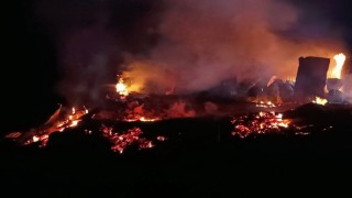 Sinopta çıkan yangında bir ev küle döndü