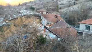 Sinopta heyelan: 3 ev ve bir ahır enkaza döndü