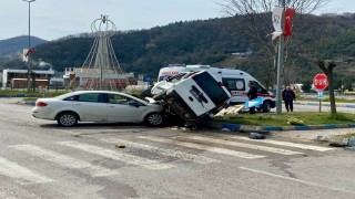 Sinopta otomobil hafif ticari araca çarptı: 1 yaralı
