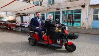 Sıra dışı Başkan; Ben geldim; dövecekseniz dövün, sövecekseniz sövün