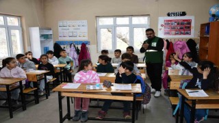 Şırnaklı öğrencilere teknoloji bağımlılığı eğitimi verilip mont dağıtıldı