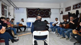 Şırnakta 30 kursiyer iftar sonrası saz eğitimi alıyor