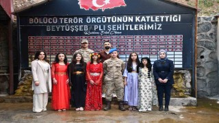 Şırnakta polis, jandarma, öğretmen ve öğrenciler Çanakkale içinde türküsünü seslendirdi