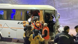 Sivasta midibüs tıra arkadan çarptı: 10 yaralı