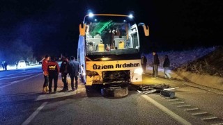 Sivasta otobüs ile otomobil çarpıştı: 10 yaralı