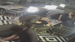 Soluk borusu tıkanan kişinin ‘heimlich manevrasıyla kurtulduğu an kameraya yansıdı