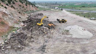 Spil Dağı eteğindeki molozlar temizleniyor