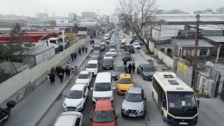 Sultangazide mezarlık yolunda kilometrelerce trafik oluştu
