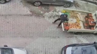 Sultangazide sebze satarken babasının kullandığı kamyonetin altında kaldı: O anlar kamerada