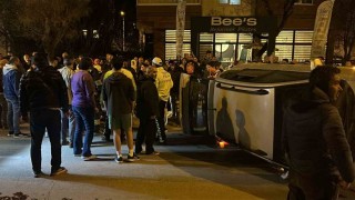 Sürcüsünün direksiyon hakimiyetini kaybettiği otomobil yan yattı