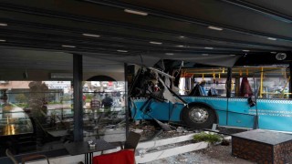 Sürücüsü fenalaşan halk otobüsü araçlara çarpıp kafeteryaya daldı: 3 yaralı
