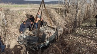 Takla atan aracın altında kalan sürücü yaralı kurtuldu