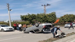 Takla atıp ters dönen otomobili sürücüler düzeltti