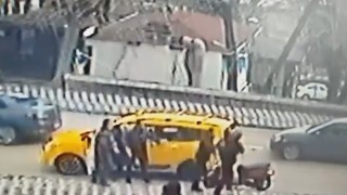 Taksiciyle, motosikletli kavgaya tutuştu, cadde ringe döndü