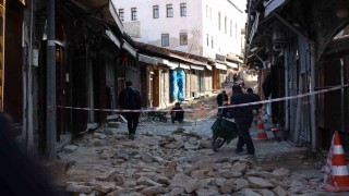 Tarihi çarşı yolları bayrama hazırlanıyor