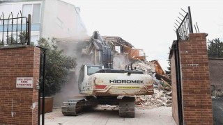 Tarihi surları tehdit eden riskli bina yıkıldı