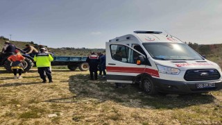 Tarlada devrilen traktörün üzerinden savrulan çiftçi yaralandı