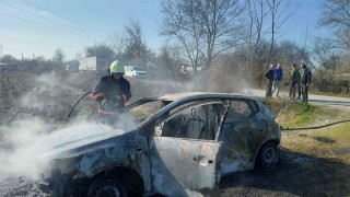 Tarlaya çektiği otomobilde kendini yakmaya çalıştı