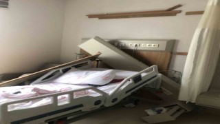 Tedavi gördüğü hastanede başına cisim düşen hasta yaralandı