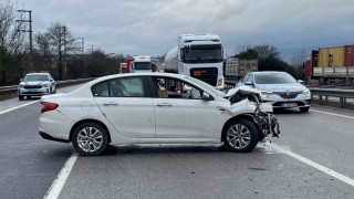 TEMde otomobil tıra arkadan çarptı: Trafik aksadı