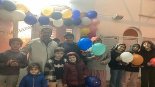 Teravih Namazına gelen çocuklara balon ve ikram
