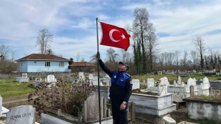 Termede şehit mezarlarındaki bayraklar yenilendi