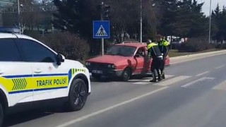 Ters yönde giden sürücü kazaya davetiye çıkarttı: Trafik polisleri faciayı önledi