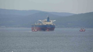 Tersane bakımına götürülen 274 metrelik tanker Çanakkale Boğazından yedeklenerek geçti