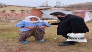 Tilki nöbeti tutan Tayyibe nineye civciv hediye edildi