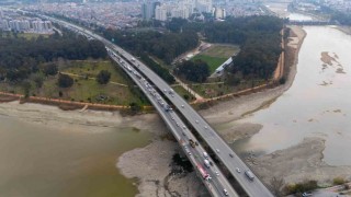 Tır devrildi, otoyolda trafik kilitlendi