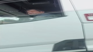 Tır sürücüsü tartıştığı ticari aracın sürücüsüne camdan küllük fırlattı