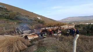 Tır, yol kenarındaki barakaya dalıp alevlere teslim oldu: 1 ölü, 1 yaralı