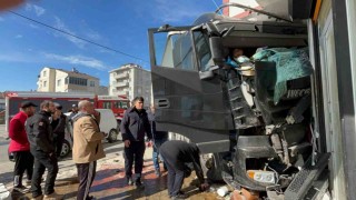 Tırın apartman duvarına çarptığı anlar kamerada: 1i ağır 2 yaralı