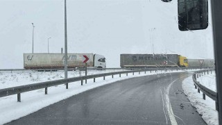 Tırların ulaşımına kar engeli