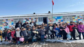 Tiyatro oyununun geliri çocuklar ve sokak hayvanlarına bağışlandı