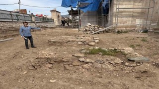 Tokatta 540 yıllık cami restorasyonunda keşfedilen mezarlar sanat tarihçileri tarafından inceleniyor