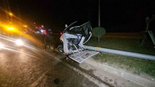 Tokat'ta direğe çarpan Tofaş kağıt gibi ezildi