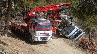 Tomruk yüklü kamyon devrildi sürücü yaralandı