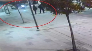 Trafiğe kapalı yolda sokak köpeklerinden kaçan motosiklet sürücüsü yayaya çarptı: 1 ağır yaralı