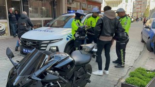 Trafiği tehlikeye attı, plakayı kapattı, cezayı yedi
