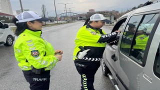 Trafik polislerinden bayramda tatlı mola