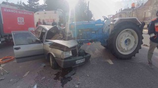 Traktör ile otomobil çarpıştı 1 ölü, 3 yaralı