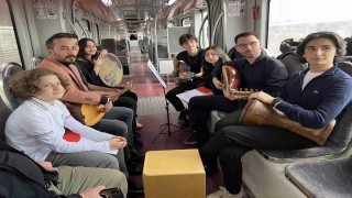Tramvayda öğrencilerden duygulandıran Çanakkale Türküsü