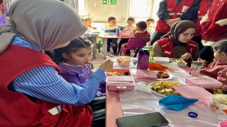 Türk Kızılayı miniklerin ilk oruç heyecanına ortak oldu