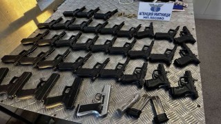 Türkiyeden Hollandaya giden otomobilden cephanelik ve suikast tabancaları çıktı