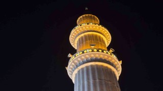 Türkiyenin ilk asansörlü camisi gece aydınlatmasıyla Ramazan ayını karşılıyor