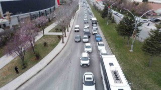 Türkiyenin kilit kavşaklarından Yozgat E-88 karayolunda bayram trafiği yoğunluğu